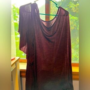 Lightweight simple purple top, bat winged flowy